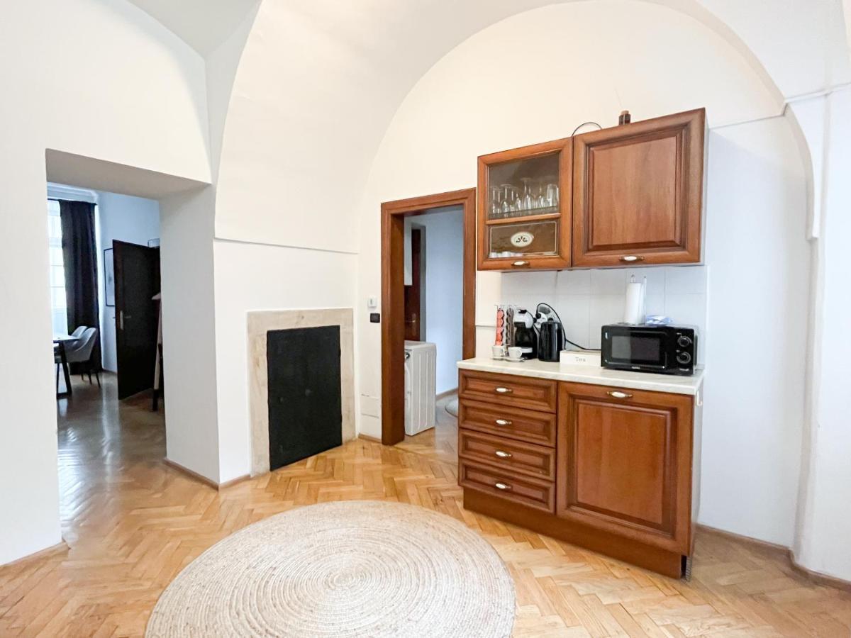 Best Price & Location - Historic Square Residency Прага Екстериор снимка